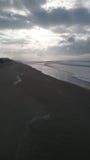 Sonnenaufgang über dem Strand an einem bewölkten Tag lizenzfreie stockfotografie Sonnenaufgang über dem Strand an einem bewölkten Tag lizenzfreie stockfotografie