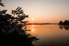 Sonnenaufgang über einem See innerhalb des udawalawe Nationalparks, Sri Lanka lizenzfreie stockfotos Sonnenaufgang über einem See innerhalb des udawalawe Nationalparks, Sri Lanka lizenzfreie stockfotos