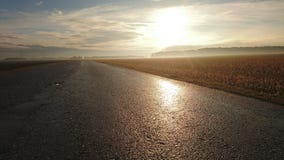 Sonnenaufgang über Feldern im Bayern lizenzfreie stockfotos Sonnenaufgang über Feldern im Bayern lizenzfreie stockfotos