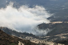 Sonnenaufgang über YuanYang-Reisterrassen in Yunnan, China, eine der spätesten UNESCO-Welterbestätten lizenzfreie stockbilder Sonnenaufgang über YuanYang-Reisterrassen in Yunnan, China, eine der spätesten UNESCO-Welterbestätten lizenzfreie stockbilder