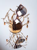 Sonnenbrille mit braunen Gläsern auf einem goldenen Sockel auf einem Spiegelhintergrund stockfoto Sonnenbrille mit braunen Gläsern auf einem goldenen Sockel auf einem Spiegelhintergrund stockfoto