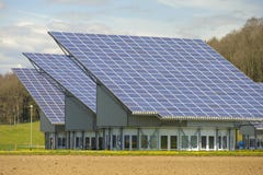 Sonnenkollektor auf industriellem Dach stockfotos Sonnenkollektor auf industriellem Dach stockfotos