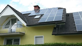 Sonnenkollektoren auf dem Dach Sonnenkollektoren auf dem Dach