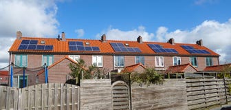 Sonnenkollektoren auf einer Dachspitze stockfotos Sonnenkollektoren auf einer Dachspitze stockfotos