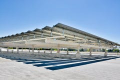 Sonnenkollektoren auf einer Parkstruktur bei De Anza College, Cupertino lizenzfreies stockfoto Sonnenkollektoren auf einer Parkstruktur bei De Anza College, Cupertino lizenzfreies stockfoto