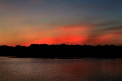 Sonnenuntergang auf dem Inks See im Rot lizenzfreie stockbilder Sonnenuntergang auf dem Inks See im Rot lizenzfreie stockbilder