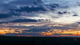 Sonnenuntergang auf einem Feld außerhalb der Stadt mit langsamen Wolken und Verkehr auf Landstraße stock video Sonnenuntergang auf einem Feld außerhalb der Stadt mit langsamen Wolken und Verkehr auf Landstraße stock video