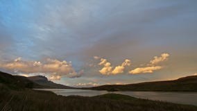 Sonnenuntergang in den Bergen - alter Mann Storr und See in Schottland, Zeitversehen stock footage Sonnenuntergang in den Bergen - alter Mann Storr und See in Schottland, Zeitversehen stock footage