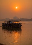 Sonnenuntergang in der Bank von Fluss Hoogly lizenzfreies stockbild Sonnenuntergang in der Bank von Fluss Hoogly lizenzfreies stockbild