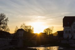 Sonnenuntergang an einem November-Abend in einer historischen Stadt stockbild Sonnenuntergang an einem November-Abend in einer historischen Stadt stockbild