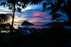 Sonnenuntergang am Hafen von Labuan Bajo, Flores, Inonesia stockfotografie Sonnenuntergang am Hafen von Labuan Bajo, Flores, Inonesia stockfotografie