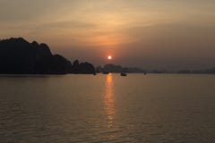 Sonnenuntergang in Halong-Bucht in der Sommerzeit lizenzfreies stockfoto Sonnenuntergang in Halong-Bucht in der Sommerzeit lizenzfreies stockfoto