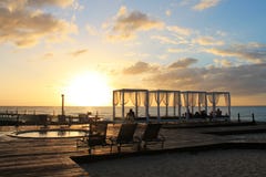 Sonnenuntergang im der Strand-Jacuzzi des Hotels stockfoto Sonnenuntergang im der Strand-Jacuzzi des Hotels stockfoto