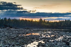 Sonnenuntergang im Waldwald durch den Fluss Russland stockbild Sonnenuntergang im Waldwald durch den Fluss Russland stockbild