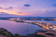 Sonnenuntergang in Jeju tun Seongsan Ilchulbong, Jeju-Insel nachts, so lizenzfreie stockfotografie Sonnenuntergang in Jeju tun Seongsan Ilchulbong, Jeju-Insel nachts, so lizenzfreie stockfotografie