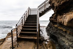Sonnenuntergang-Klippen-Surfer-Ozean-Zugangs-Treppe in San Diego stockfotografie Sonnenuntergang-Klippen-Surfer-Ozean-Zugangs-Treppe in San Diego stockfotografie