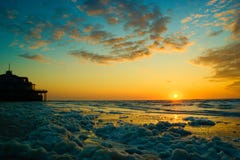 Sonnenuntergang mit blauem Himmel und einigen netten Wolken lizenzfreie stockbilder Sonnenuntergang mit blauem Himmel und einigen netten Wolken lizenzfreie stockbilder