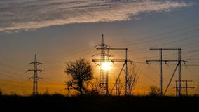 Sonnenuntergang und Stromleitungen stock footage Sonnenuntergang und Stromleitungen stock footage