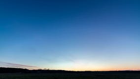 Sonnenuntergang über dem Feld mit einer Scheune Sterne erscheinen stock video footage Sonnenuntergang über dem Feld mit einer Scheune Sterne erscheinen stock video footage