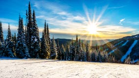 Sonnenuntergang über dem Schnee bedeckte Bäume in der Winterlandschaft vom hohen alpinen am Skiort von Sun-Spitzen lizenzfreie stockfotos Sonnenuntergang über dem Schnee bedeckte Bäume in der Winterlandschaft vom hohen alpinen am Skiort von Sun-Spitzen lizenzfreie stockfotos
