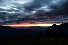 Sonnenuntergang über den Schweizer Alpen stockbild Sonnenuntergang über den Schweizer Alpen stockbild
