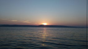 Sonnenuntergang über der verlassenen Insel stockfotos Sonnenuntergang über der verlassenen Insel stockfotos