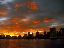 Sonnenuntergang über einem Manhattan lizenzfreies stockbild Sonnenuntergang über einem Manhattan lizenzfreies stockbild