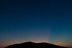 Sonnenuntergang über einer entfernten Insel lizenzfreie stockfotografie Sonnenuntergang über einer entfernten Insel lizenzfreie stockfotografie