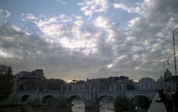 Sonnige Wolken über Romes Tiber lizenzfreies stockfoto Sonnige Wolken über Romes Tiber lizenzfreies stockfoto