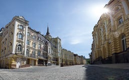 Sonniger Tag Sity-Straße lizenzfreies stockbild Sonniger Tag Sity-Straße lizenzfreies stockbild