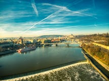 Sonniger Tagesbrummenprag-Ansichthimmelwolken stockfotografie Sonniger Tagesbrummenprag-Ansichthimmelwolken stockfotografie