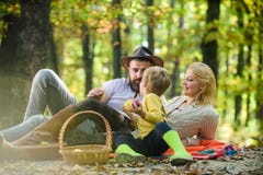 sonniges Wetter Gesunde Nahrung Vierk?pfige Familie im Herbstwald Mutter, Cowboyvater lieben ihr Kind des kleinen Jungen Gl?cklic stockbild sonniges Wetter Gesunde Nahrung Vierk?pfige Familie im Herbstwald Mutter, Cowboyvater lieben ihr Kind des kleinen Jungen Gl?cklic stockbild