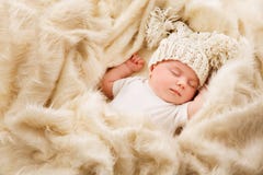 Sonno del neonato in cappello, bambino neonato addormentato, bambino addormentato fotografia stock libera da diritti Sonno del neonato in cappello, bambino neonato addormentato, bambino addormentato fotografia stock libera da diritti
