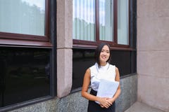 Sonrisa bonita de la muchacha, presentación, papel de los controles en manos y mirada del aw Imagen de archivo libre de regalías