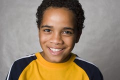 Sonrisa del muchacho del Latino imágenes de archivo libres de regalías Sonrisa del muchacho del Latino imágenes de archivo libres de regalías