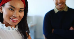 Sonrisa ejecutivos de sexo femenino y de sexo masculino que se colocan en la oficina 4k almacen de video Sonrisa ejecutivos de sexo femenino y de sexo masculino que se colocan en la oficina 4k almacen de video