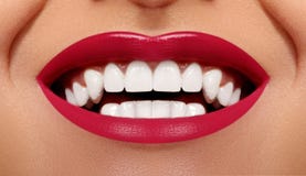 Sonrisa feliz con los dientes blancos sanos, maquillaje rojo brillante del primer de los labios Cuidado de la cosmetología, de la foto de archivo Sonrisa feliz con los dientes blancos sanos, maquillaje rojo brillante del primer de los labios Cuidado de la cosmetología, de la foto de archivo