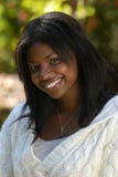 Sonrisas de la mujer del African-American imágenes de archivo libres de regalías Sonrisas de la mujer del African-American imágenes de archivo libres de regalías