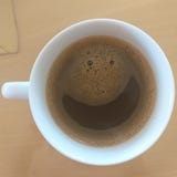 Sonríe su hora para un café foto de archivo Sonríe su hora para un café foto de archivo