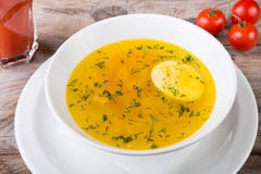 Sopa amarilla con el huevo foto de archivo libre de regalías Sopa amarilla con el huevo foto de archivo libre de regalías