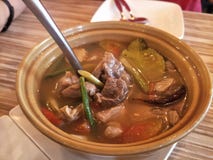 Sopa caliente y picante con las costillas de cerdo foto de archivo Sopa caliente y picante con las costillas de cerdo foto de archivo