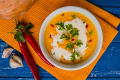 Sopa con la calabaza y la crema En un fondo de madera azul Visión superior imagen de archivo libre de regalías Sopa con la calabaza y la crema En un fondo de madera azul Visión superior imagen de archivo libre de regalías