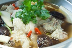 Sopa de cogumelo de bambu no potenciômetro de prata, alimentos tailandeses imagens de stock Sopa de cogumelo de bambu no potenciômetro de prata, alimentos tailandeses imagens de stock