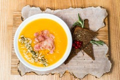 Sopa de ervilha com bacon em uma tabela de madeira fotografia de stock Sopa de ervilha com bacon em uma tabela de madeira fotografia de stock