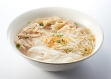 Sopa de fideos destrozada del pollo Imagenes de archivo Sopa de fideos destrozada del pollo Imagenes de archivo