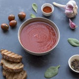 Sopa de Gazpacho com ingredientes fotografia de stock Sopa de Gazpacho com ingredientes fotografia de stock