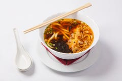 Sopa de macarronete japonesa dos ramen na bacia profunda imagem de stock royalty free Sopa de macarronete japonesa dos ramen na bacia profunda imagem de stock royalty free