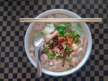 Sopa de macarronete vietnamiana do arroz com a carne de porco desbastada e a salsicha fotografia de stock Sopa de macarronete vietnamiana do arroz com a carne de porco desbastada e a salsicha fotografia de stock