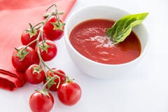 Sopa fresca del tomate Imagen de archivo Sopa fresca del tomate Imagen de archivo