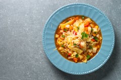Sopa italiana tradicional do minestrone imagem de stock Sopa italiana tradicional do minestrone imagem de stock